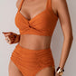 Conjunto de bikini de dos piezas con tirantes finos y estilo chic.