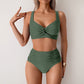Conjunto de bikini de dos piezas con tirantes finos y estilo chic.