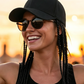 Gorra de béisbol con trenzas integradas