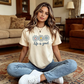 👕 ¡OFERTA POR TIEMPO LIMITADO -50%! 🌼 Camiseta "Life is Good" – Estampado de margarita, algodón, corte relajado, mensaje positivo ✨