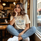 👕 ¡OFERTA POR TIEMPO LIMITADO -50%! 🌼 Camiseta "Life is Good" – Estampado de margarita, algodón, corte relajado, mensaje positivo ✨