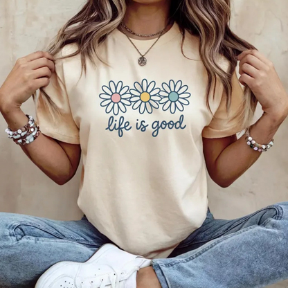 👕 ¡OFERTA POR TIEMPO LIMITADO -50%! 🌼 Camiseta "Life is Good" – Estampado de margarita, algodón, corte relajado, mensaje positivo ✨
