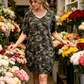 👗 ¡50% DE DESCUENTO AHORA! 🌿 Vestido camisero de camuflaje para mujer – Escote en V y bolsillos laterales – Corte relajado y dobladillo ribeteado – Talla grande (plus size) amigable 🚶‍♀️