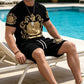 Conjunto de Camiseta y Shorts con Estampado de Escudo Dorado para Hombre