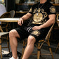 Conjunto de Camiseta y Shorts con Estampado de Escudo Dorado para Hombre