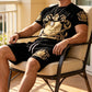 Conjunto de Camiseta y Shorts con Estampado de Escudo Dorado para Hombre